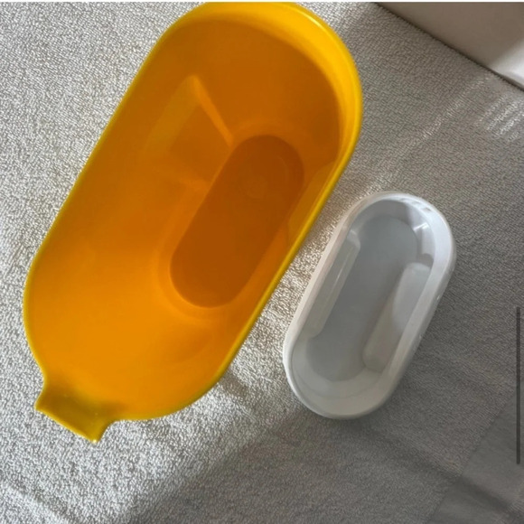 Vintage Rubbermaid Yellow Handleless Pitcher With Lid - Picture 9 of 13